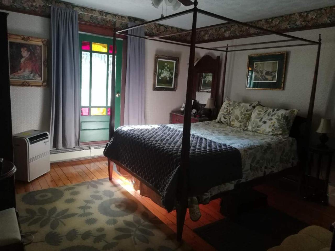 Colonial Charm Inn Bed & Breakfast Charlottetown Exterior photo